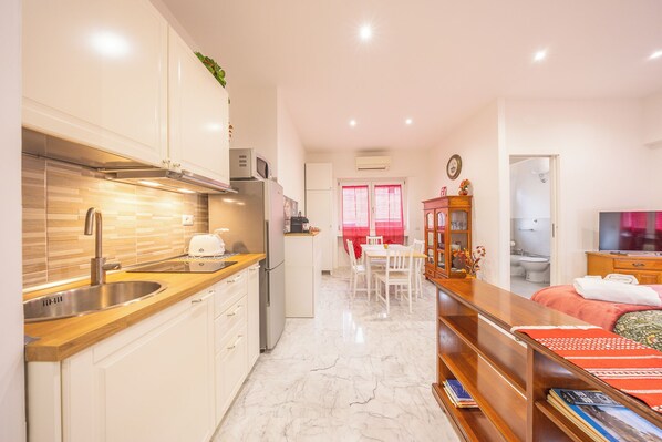 Fridge, microwave, stovetop, coffee/tea maker