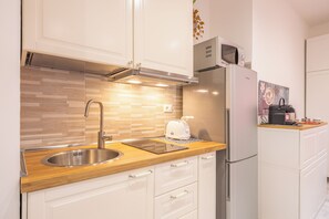 Fridge, microwave, stovetop, coffee/tea maker - Vatican loft for you strategic location, near center Rome (Roma)