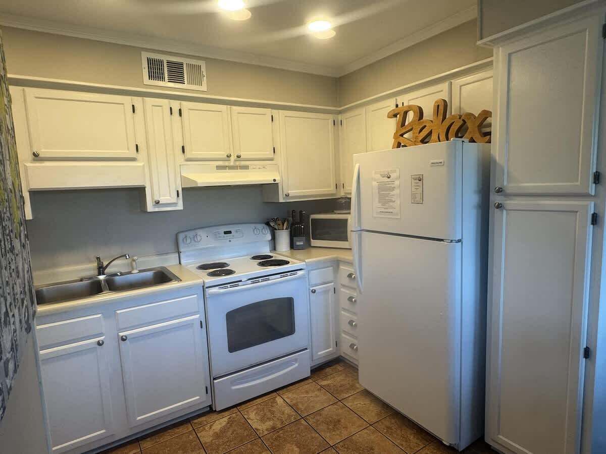 Réfrigérateur, four à micro-ondes, surface de cuisson, cafetière-théière