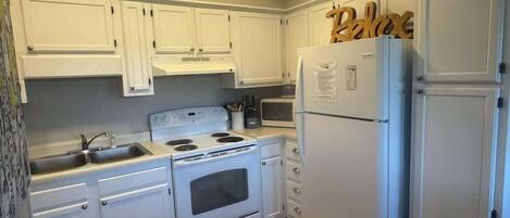 Réfrigérateur, micro-ondes, plaque de cuisson, cafetière/bouilloire