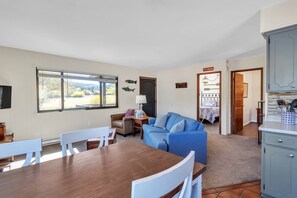 Fernseher, Kamin, Bücher