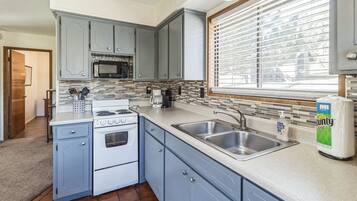 Een koelkast, een microgolfoven, een oven