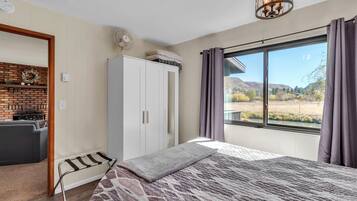 2 bedrooms, WiFi, bed sheets