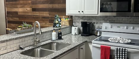 Kylskåp, mikrovågsugn, diskmaskin och kaffe- och tebryggare