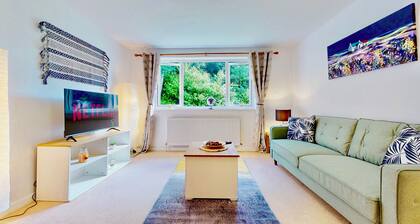 Spacious 2 Bed Ground Floor Apartment with Parking 2 Mins to Town Centre