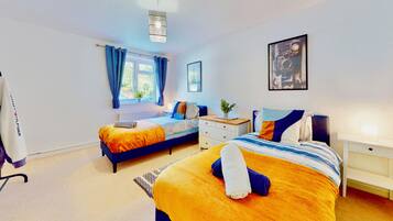 2 bedrooms, desk, iron/ironing board, WiFi