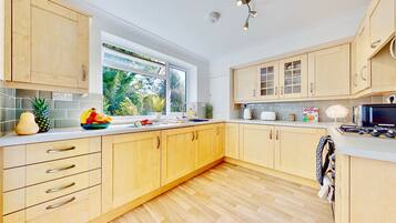 Frigorífico, microondas, horno y hervidor eléctrico