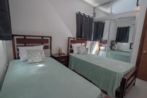 3 dormitorios, tabla de planchar con plancha, wifi gratis y ropa de cama