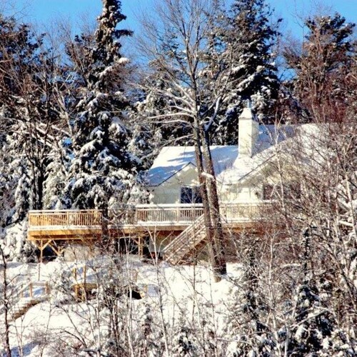 Charming Lakehouse on Lac Pilon
