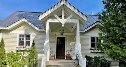 Charming Lakehouse on Lac Pilon