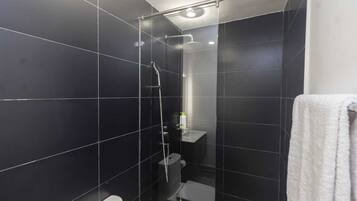 Perlengkapan kamar mandi ramah lingkungan, handuk,  dan sabun