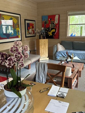 Living area - Cozy one bedroom guest house on peaceful 5 acre mango farm in Loxahatchee . (Loxahatchee)