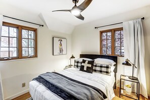 3 bedrooms, desk, iron/ironing board, travel cot - Gorgeous retreat in Dayton OH with private fenced yard.   (Dayton)