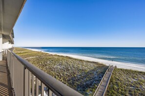 On the beach - Serendipity Emerald Surf 405 (Navarre)