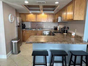 Kylskåp, mikrovågsugn, ugn och spishäll