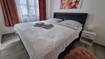2 quartos, ferros/tábuas de passar roupa, Wi-Fi, roupa de cama