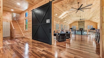 House (5 Bedrooms) | Interior