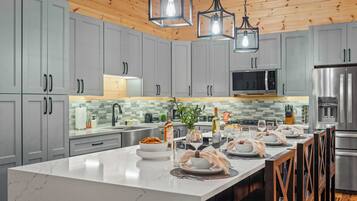 House (5 Bedrooms) | Interior