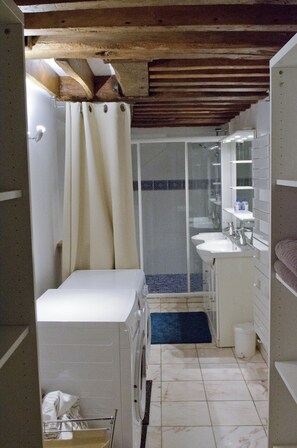Shower, hair dryer, towels, soap - Beautiful, family-ready space in the historical heart of Paris! (Paris)