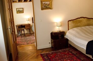 2 bedrooms, iron/ironing board, free WiFi, bed sheets - Beautiful, family-ready space in the historical heart of Paris! (Paris)