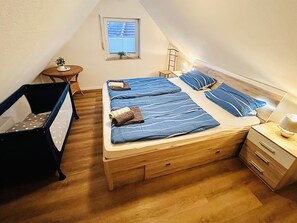 1 dormitori, planxa i posts de planxar, un bressol de viatge i wifi 