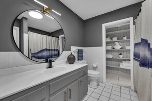 Douche, sĂšche-cheveux, serviettes fournies, savon