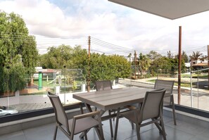 Apartamento de lujo, vistas a la ciudad | 2 dormitorios, caja fuerte, cortinas opacas