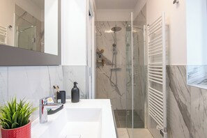 Dusche, Haartrockner, Bidet, Handtücher