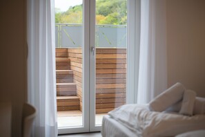 4 bedrooms, desk, iron/ironing board, travel crib