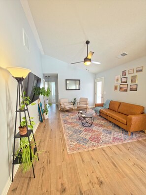 Smart TV - 1 King Bed + 1 Queen Bed + 2 Full Bathrooms Kitchen + Laundry Room + Patio (Owensboro)