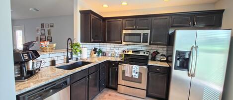 Køleskab, mikrobølgeovn, ovn, kogeplade