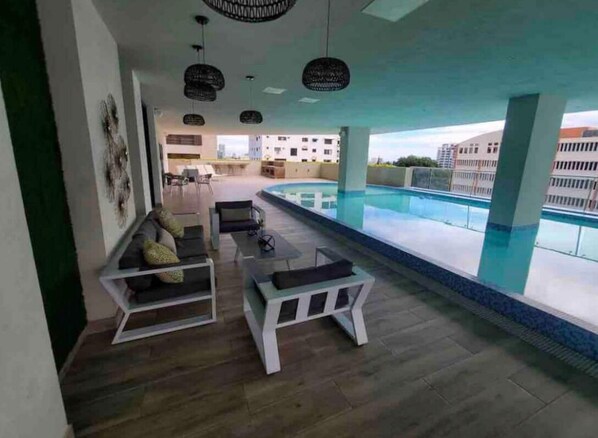 Una piscina cubierta, una piscina al aire libre