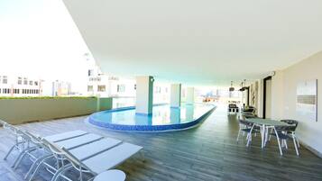 Alberca techada y alberca al aire libre