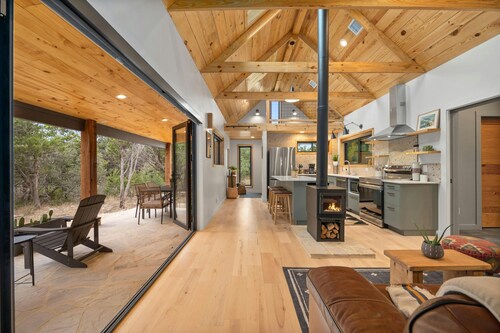 Cozy 2-bedroom cabin in serene Wimberley with WiFi, AC