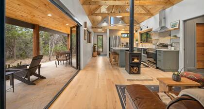 Cozy 2-bedroom cabin in serene Wimberley with WiFi, AC