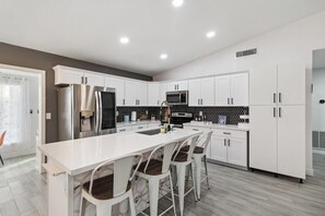 Family House | Living area | Flat-screen TV - Kalani Oasis Paradise with Pool (Phoenix)