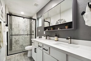 Bathroom - Kalani Oasis Paradise with Pool (Phoenix)