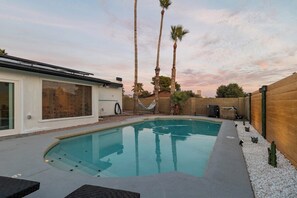 สระว่ายน้ำกลางแจ้ง