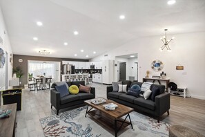 บ้านพักสำหรับครอบครัว | บริเวณนั่งเล่น | ทีวีจอแบน