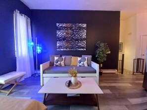 تلفزيون ذكي، مدفأة، مشغل دي في دي، كُتُب