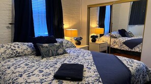 9 slaapkamers, een bureau, een strijkplank/strijkijzer, reisbedje