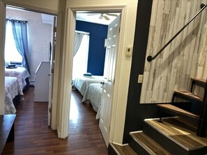 9 عدّة غرف نوم ومكتب ومكواة/لوح كي وسرير سفر