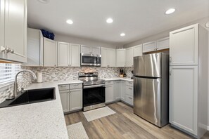 Kylskåp, mikrovågsugn, ugn och spishäll