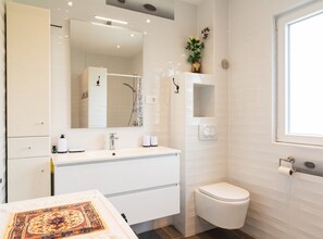 Douche, sèche-cheveux, serviettes fournies