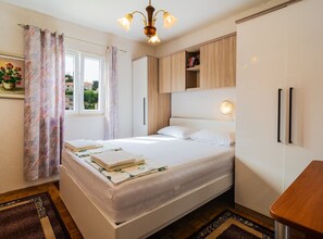 2 chambres, fer et planche à repasser, accès Internet, draps fournis