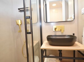 Douche, sèche-cheveux, serviettes fournies