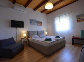 Iron/ironing board, internet, bed sheets