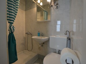 Shower, hair dryer, towels - Tranquil Rovinj Studio Apartments - Studio Apartment with Balcony (Rovinj)