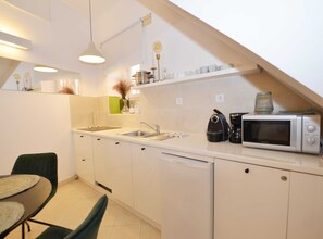 Fridge, microwave, stovetop, cookware/dishes/utensils