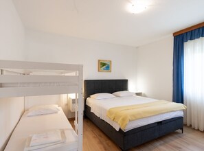 3 quartos, ferros/tábuas de passar roupa, acesso à internet